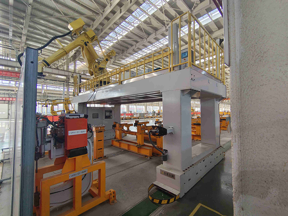 Automatic vehicle underframe welding equipment